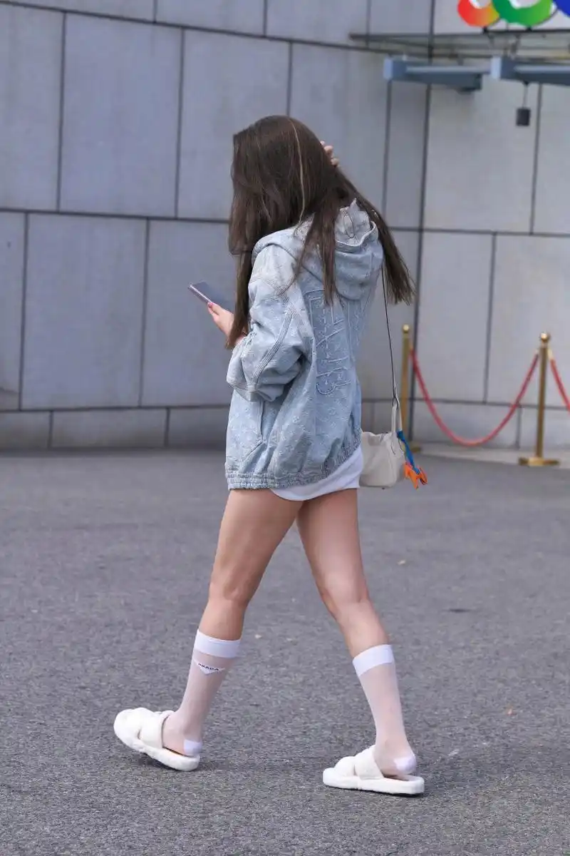 半腿白袜小姐姐,太美了