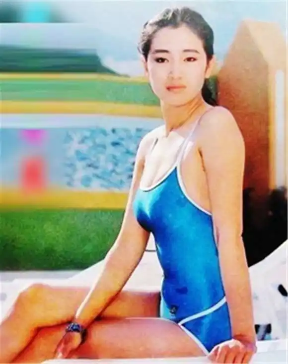 巩俐刚出道时的性感泳装照