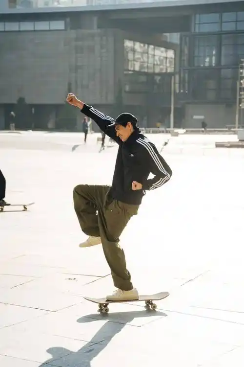 采访adidas滑板队伍中的核心人物johnnytang