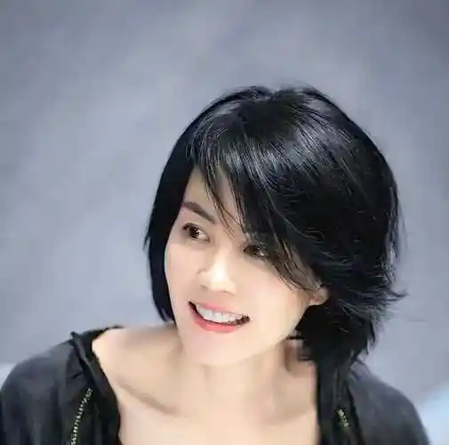 54岁王菲老到认不出!穿一身黑瘦脱相,素颜出镜与普通大妈无异