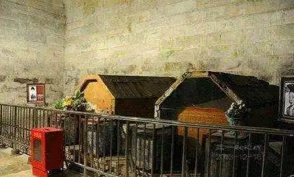 光绪墓抢救性发掘,墓里空空,光绪双手紧握,专家掰开顿感喜出望外