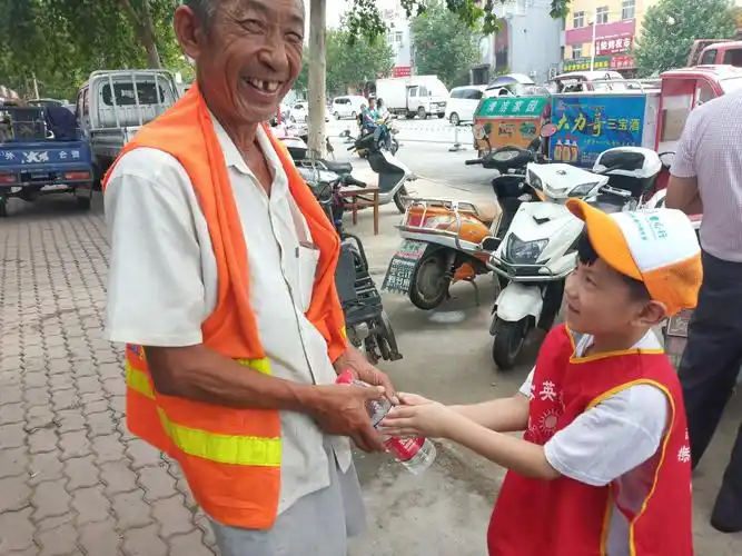 蒲公英幼儿园爱在七夕节【感恩你我,真情成长给环卫工人送水活动】