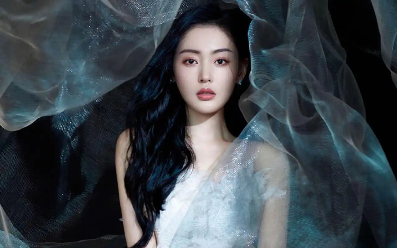 张天爱吊带白裙性感写真桌面壁纸