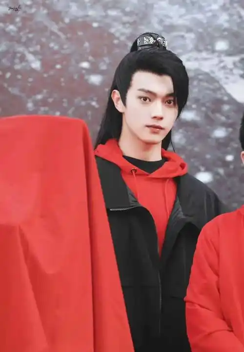 26 岁的许凯,脸上还带着可爱的奶膘,那是青春独有的印记