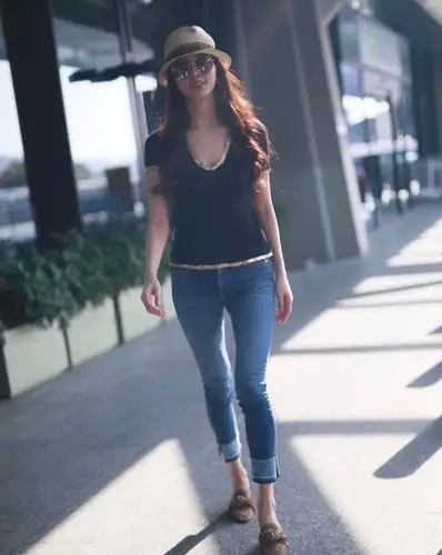 林志玲低调现身机场,黑色t恤配牛仔裤轻松美回18岁,真有45岁?