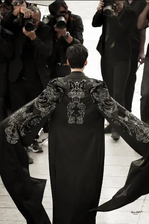 巴黎时装周#必然是三天三套高定的186身高八块腹肌九头身大帅哥龚俊