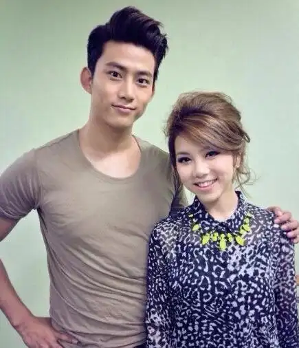 林宥嘉对她赞不绝口,日前陈匡怡更上传两人并肩的亲密合照向邓紫棋