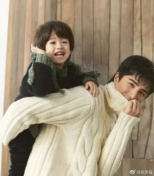 姜潮携子拍写真,丹尼尔帅气可爱不输爸爸,父子俩堪称颜值天花板