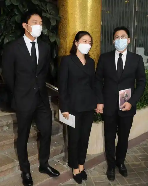 霍启刚发文悼念赌王,感谢媒人之情,郭晶晶旧照曝光成假笑女孩_白色