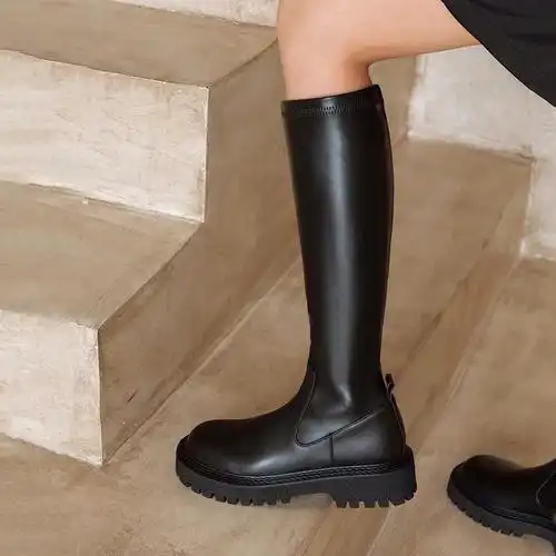 今天被这款高筒靴给安利了,最近天气开始冷了,能光腿穿靴子的日子不多