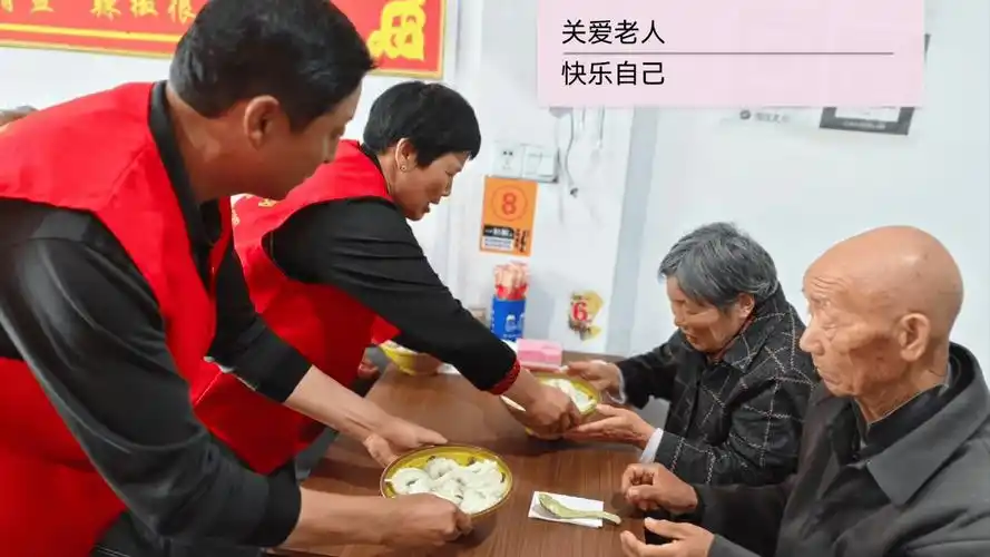 阜阳阜南"让爱回家"志愿者开展关爱送进敬老院,接送老人听大戏