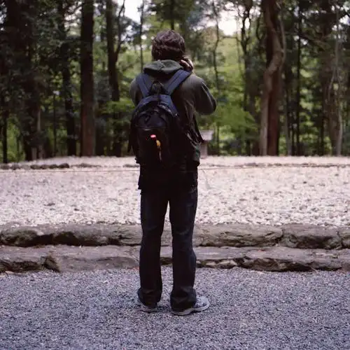 仅一个人,拿着,注视,牛仔裤,休闲装,树,仅一个年轻男性,拍照,背面