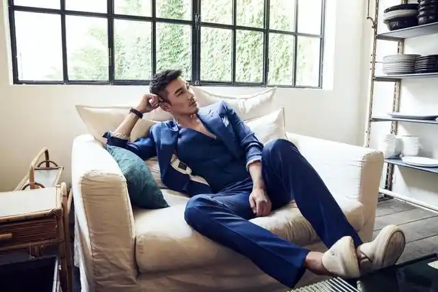 50岁胡兵保养有方,年轻的外表成熟的气质,是中年男人最好的状态