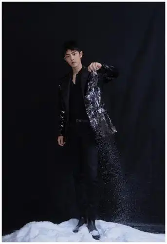 肖战亮片西装跨年造型曝光尽显俊朗沉稳他的现在离不开努力