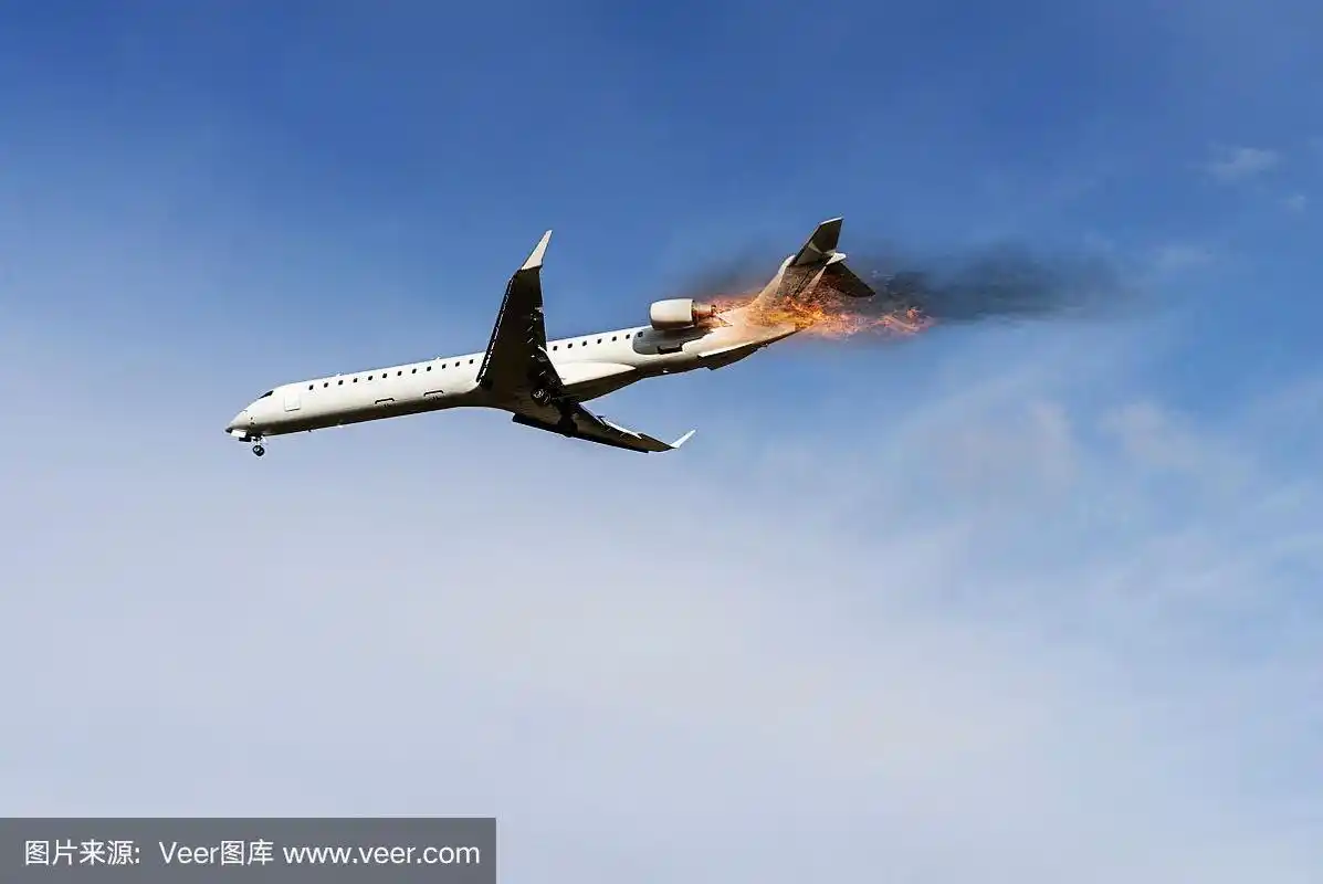 飞机正在上空飞行,发动机起火