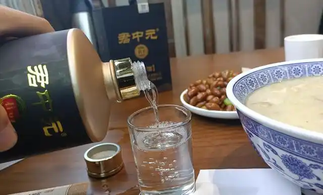 白酒瓶身一旦出现"4个字",就是香精勾兑的劣质酒,趁早别喝!