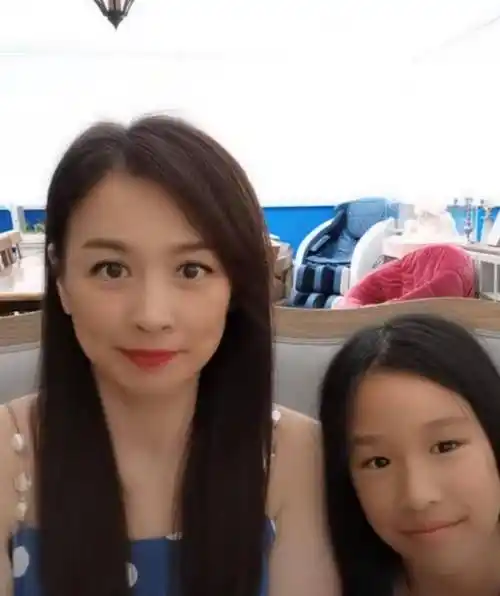 庆生打扮精致高颜值,浓眉大眼越来越像爸_林瑞阳_林静_曾哲贞