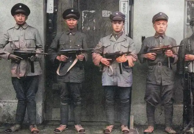 1948年荷枪实弹国军士兵身穿军装美式武器无精打采萎靡不振