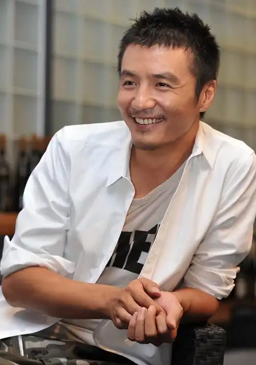 朴树是一位实力派的歌手,他的歌曲《平凡之路》《生如夏花》《那些