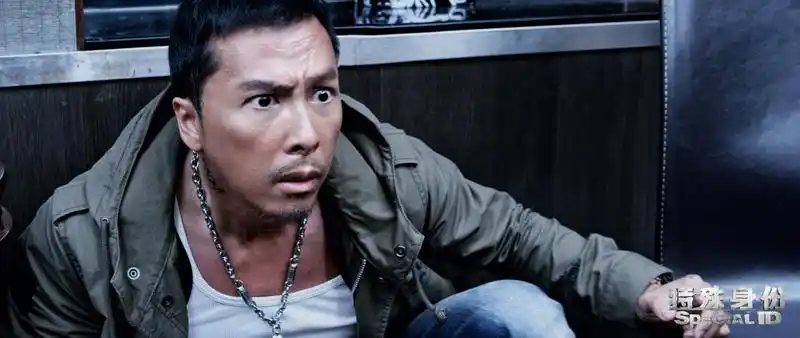 8 / 10 新浪娱乐讯 电影《特殊身份》公布人物"暗黑系"海报.