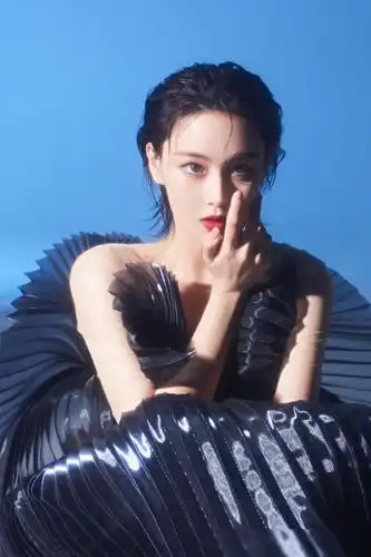 张馨予墨色人鱼造型利落短发又美又飒蚂蚁腰简直绝了