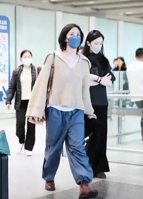 王菲机场被偶遇女儿李嫣身高直逼妈妈母女同框引网友热议