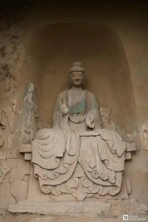 麦积山第44窟:过往爱恨成烟雨,徒留微笑驻人间