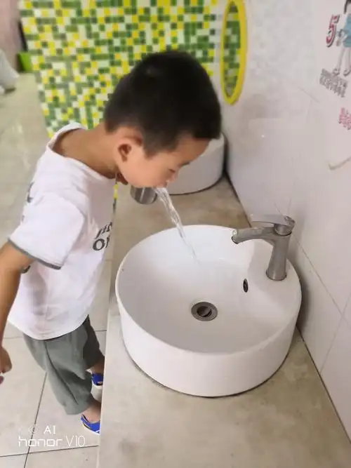 我们要做一个讲卫生的小朋友哦,一定要饭后漱口,这样才不会长蛀牙噢!