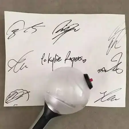 没想到看完演唱会有更大惊喜,获得与偶像在后台见面的机会,又是签名