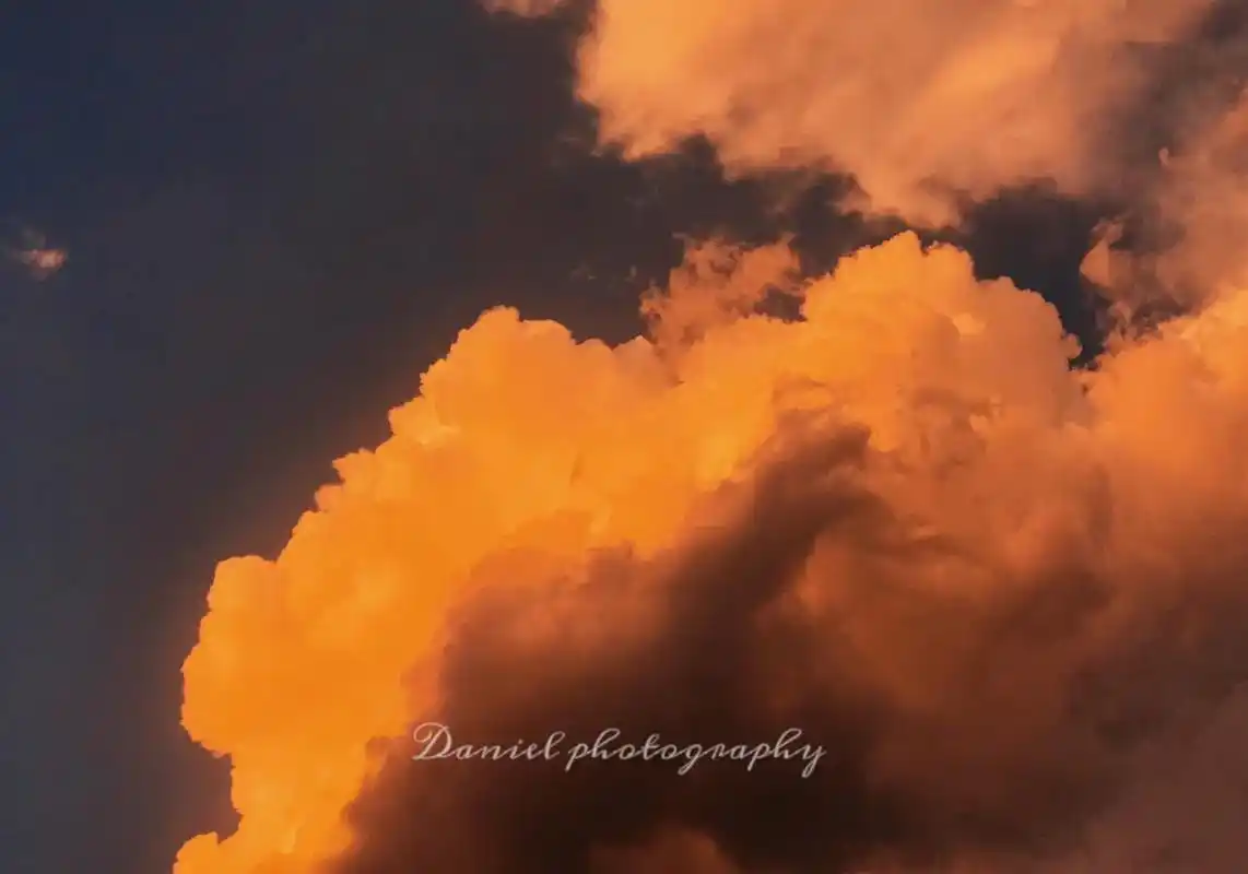 晚霞 #唯美意境 #傍晚的天空 #云端 #云 仅存的纯静的 - 抖音