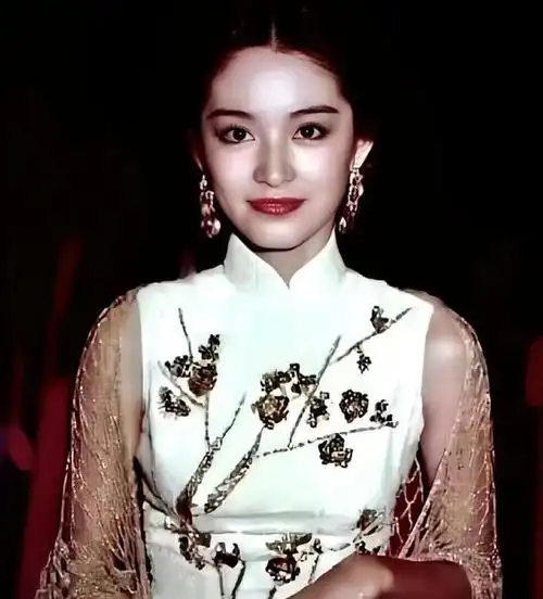 69岁林青霞和画家亲昵合影,穿旗袍被嘲肚子大,手背看出年龄!