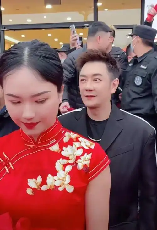 网红沈曼新公司开业,身材圆润双下巴明显,近照撞脸刘大美人