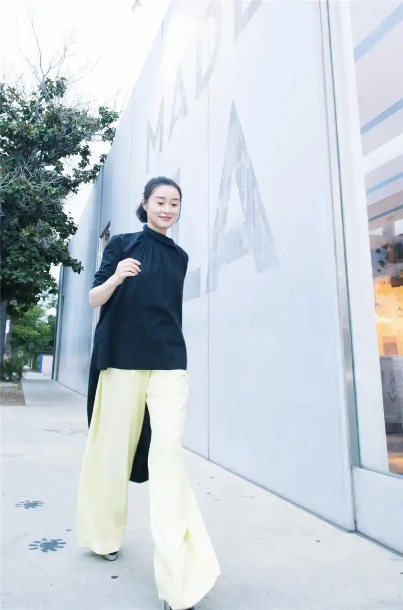 组图:吴越斩获中美电视节最佳女配 打开红毯战袍新世界