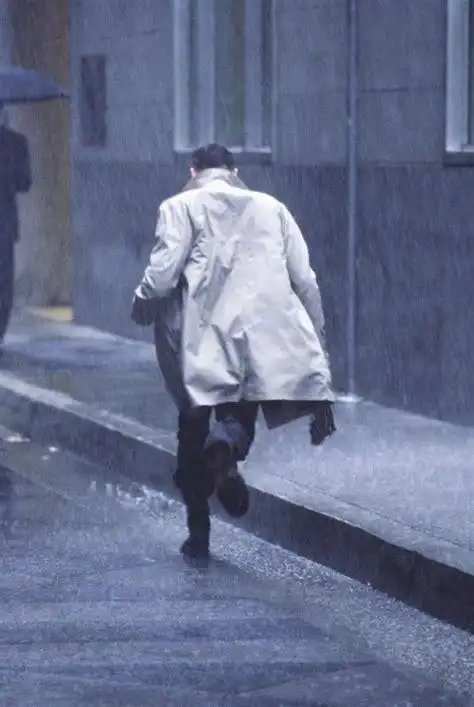 雨中奔跑的图片伤感(2)_伊卟图库