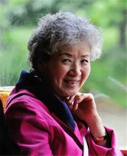 演员曹翠芬75岁没有子女说自己工作45年很幸福