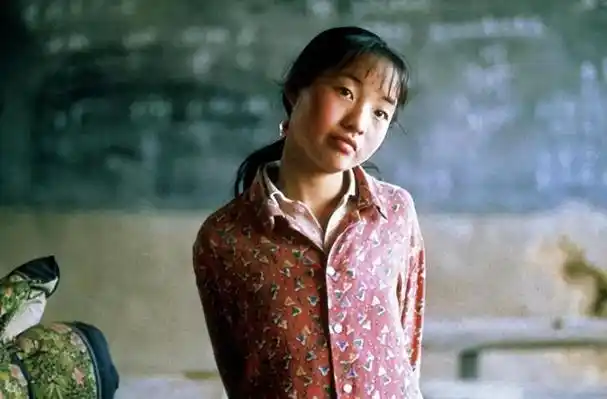 24年前,那个被张艺谋劝退,继续回家喂猪的小女孩,现在怎么样了