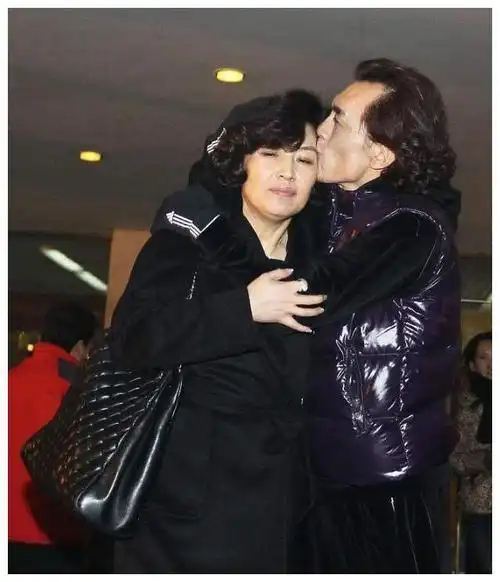 51岁哈文传来喜讯(49岁哈文晒合照庆生)