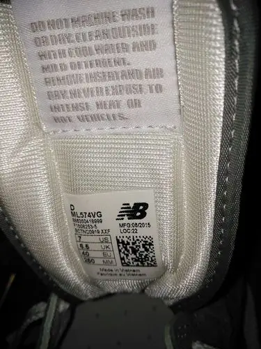 20:52   最佳答案 这是越南产的新百伦 鞋标很正 鞋舌料质饱满 2015年