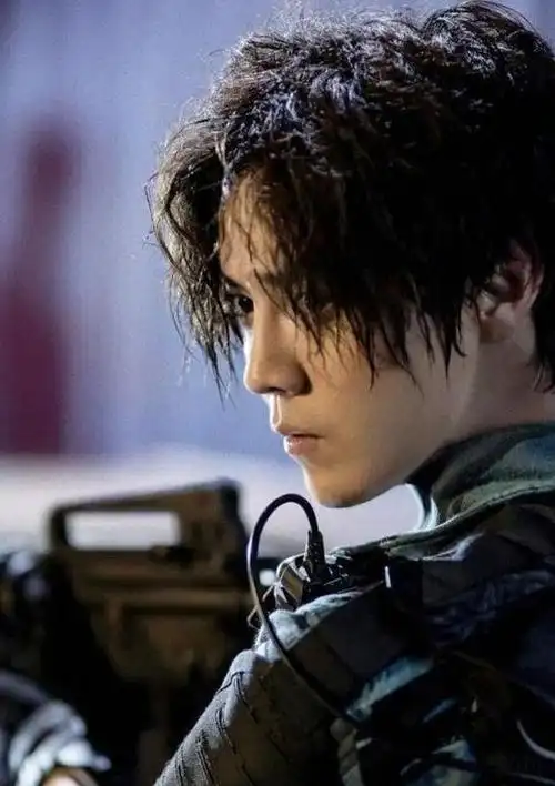 34岁鹿晗带货引热议,脸肿成"老奶奶"?网友:撞脸65岁刘雪华