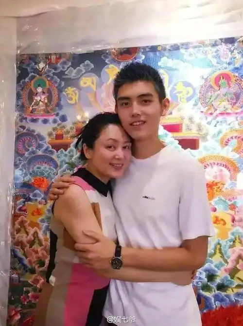 虽然出身好,可是母亲对陈飞宇的教育从未放松过,从小就教给他做人的