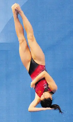 20日的比赛中,何姿的表现非常沉稳,每一轮都稳居第一,决赛中就连被视