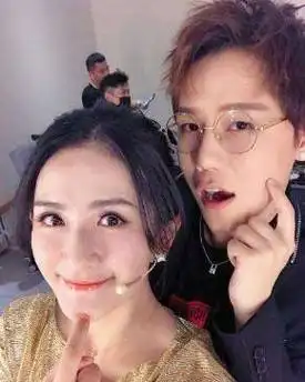 谢娜主持总被吐槽却比何炅好为人师,收杨迪刘维魏大勋蔡徐坤为徒_明星