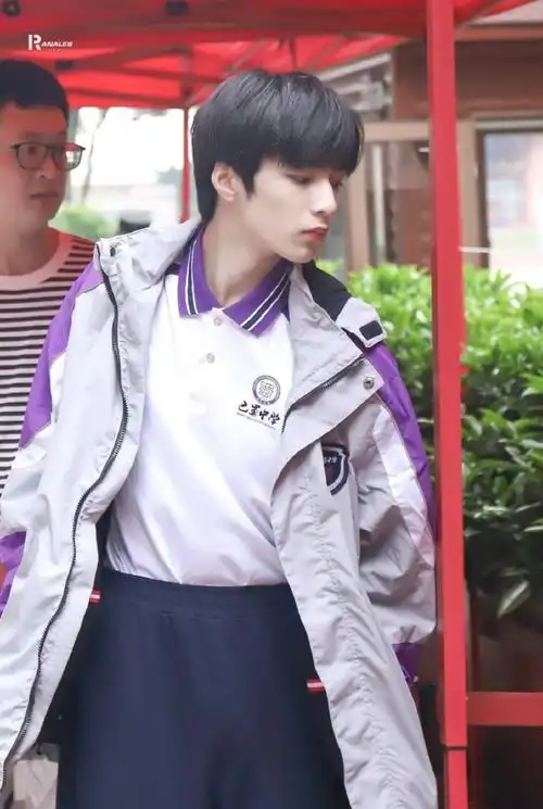 翻相册看到穿校服的宝宝,帅的我050505#刘耀文 十八迎焰势执梦