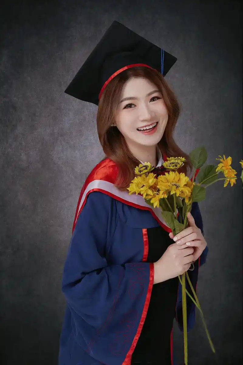 了个业～ 这次的学位服是蓝色的,希望有机会穿到红色学位服 #毕业95