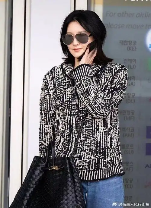 最新机场造型比全智贤时髦,皮肤超嫩|李英爱|全智贤|超嫩_新浪新闻