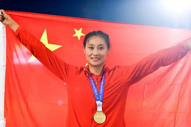 田径锦标赛女子撑杆跳高决赛中,中国选手李玲以4米66的成绩夺得冠军