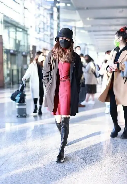 韩雪的气质羡慕不来红色长裙配风衣好潇洒长靴显得腿型修长