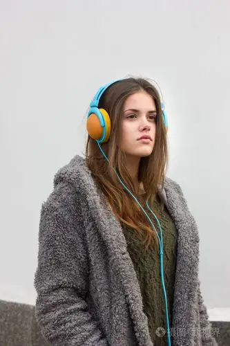 十几岁的女孩听着音乐