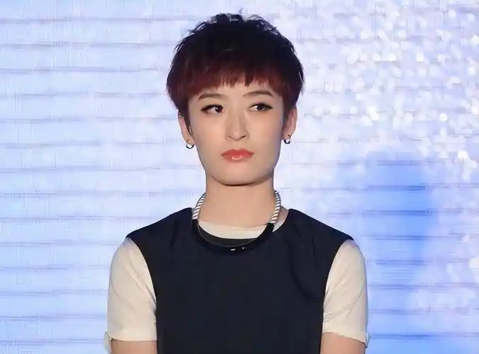 思女成疾,56岁男星把女儿骨灰做成项链,攻读博士想"复活"女儿_包小柏_