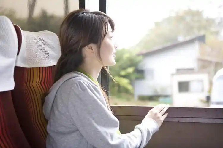 东方人,一个人,家,坐,横图,室内,白天,侧面,植物,窗户,公共汽车,亚洲